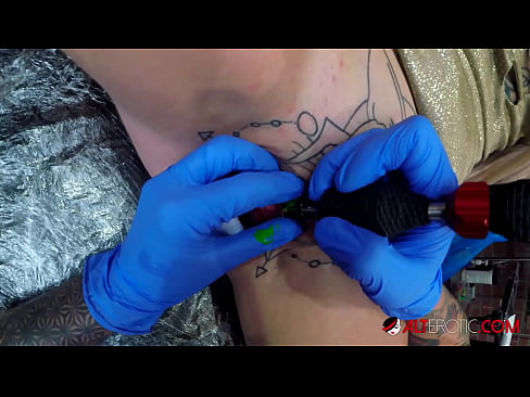 ❤️ tattooed ທີ່ສຸດ Hottie Sully Savage ໄດ້ຮັບ tattoo ສຸດ clitoris ຂອງນາງ ❌ ວິດີໂອຮ່ວມເພດ ທີ່ lo.loanworld.top ❤